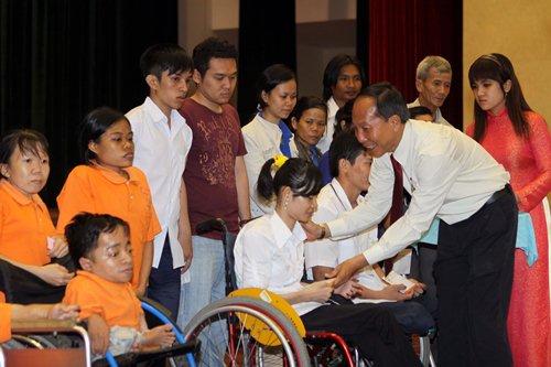 ດ່ານັ້ງມອບຂອງຂວັນ1000ພູດໃຫ້ຜູ້ປະສົບເຄາະຮ້າຍຈາກທາດພິດສີສົ້ມ/ດີໂອຊິນ